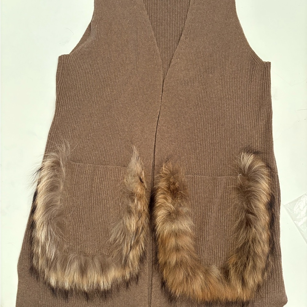 Rain + Rose Tan Sweater Vest with Faux Fur Pockets.  Size XL - Picture 5 of 10